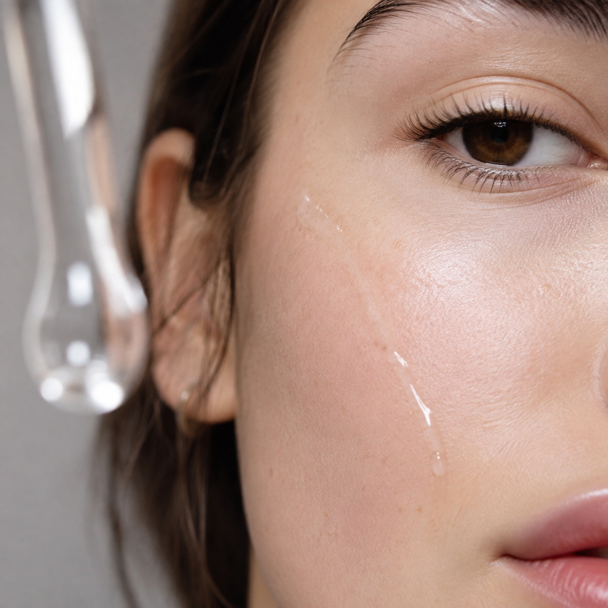 Esencia de cuidado facial sobre la piel