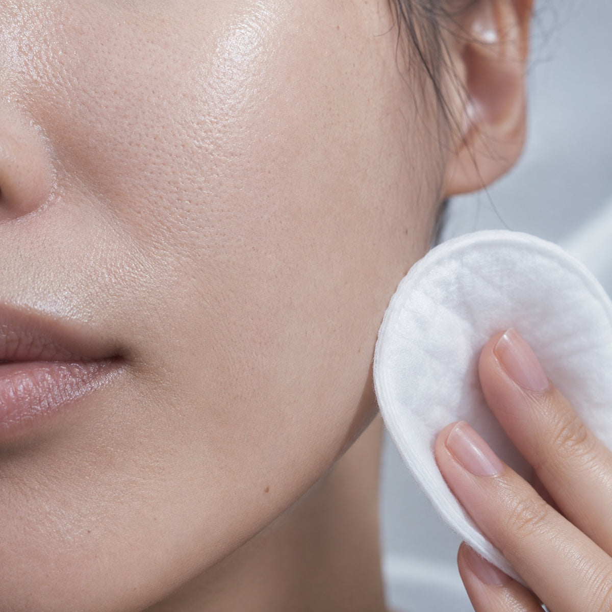 Primer plano de cuidado facial con algodón