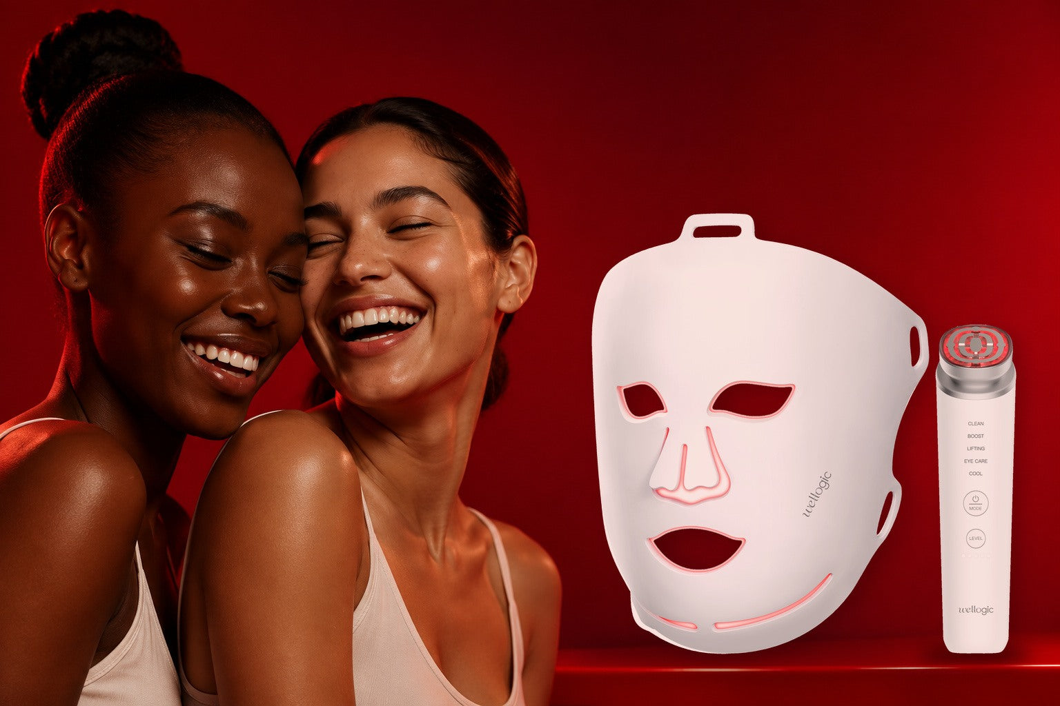 Dos mujeres sonrientes en una campaña de estudio en tonos rojos, junto a la máscara Wellogic M5 original y el dispositivo de cuidado facial M4.