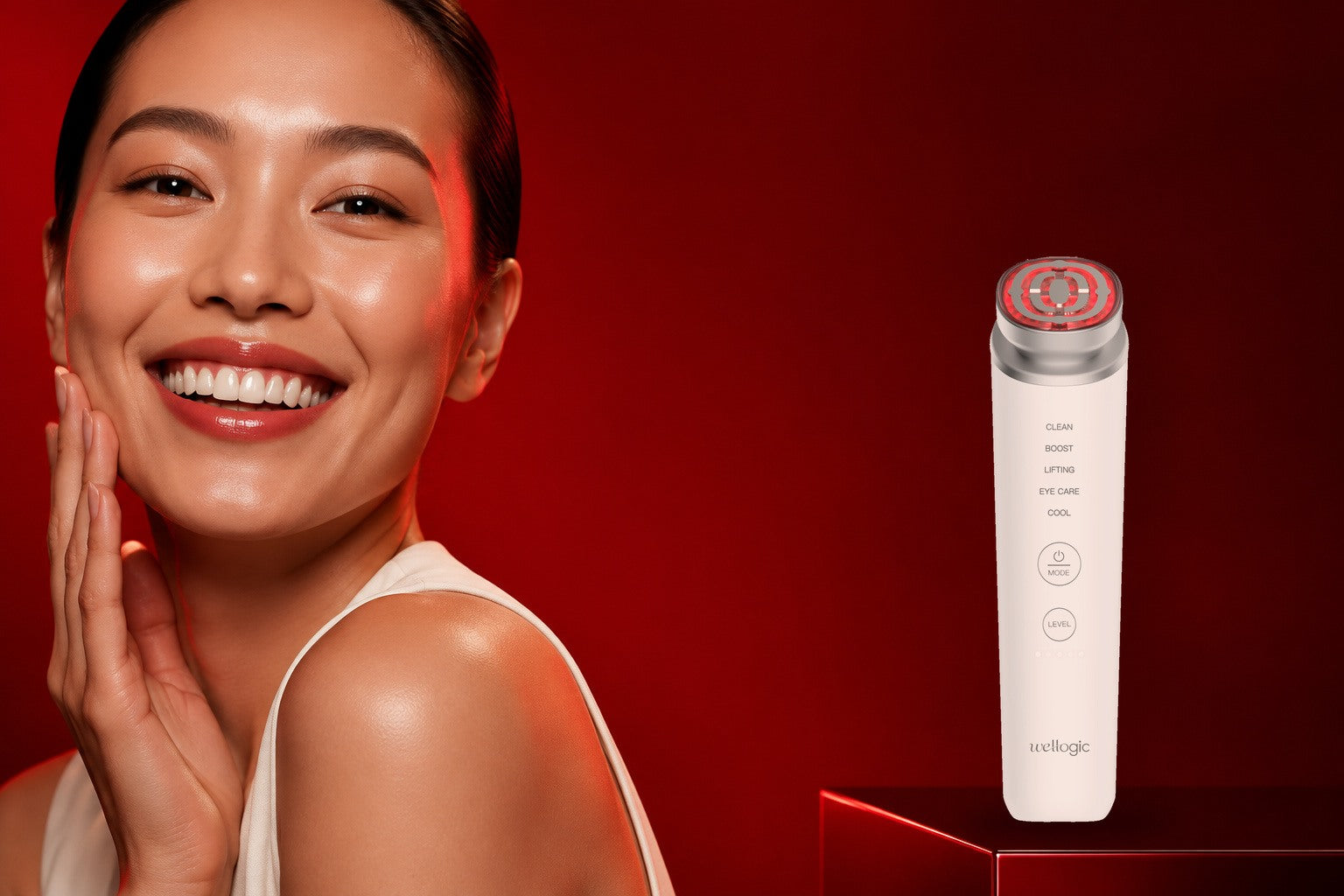 Una mujer sonriente en una campaña de belleza roja con el dispositivo original Wellogic M4 RoutinePair en un pedestal de estudio rojo.